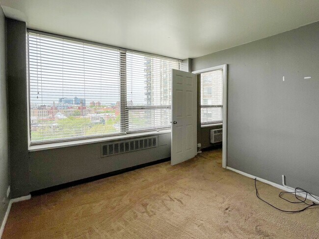 Foto del edificio - 1355 N Sandburg Terrace