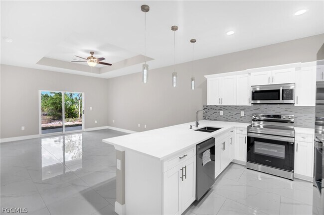 Building Photo - 725 Lamar St E