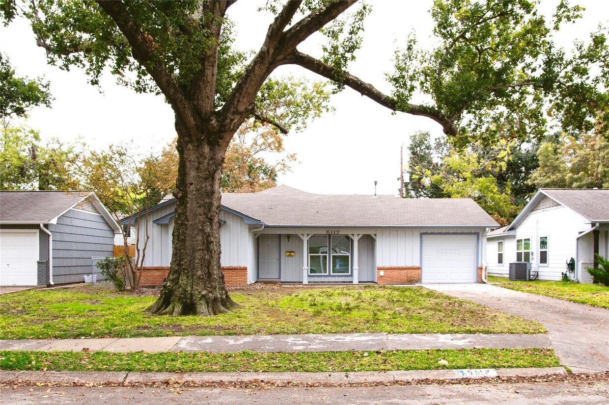 Primary Photo - 5117 De Lange Ln