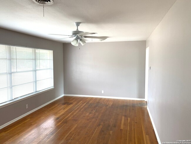 Building Photo - 3 Bed 2 Bath located in Sunset Hills Subdi...