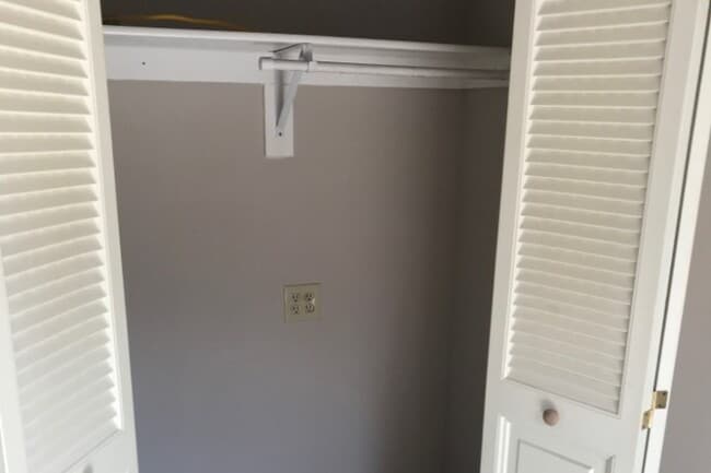 laundry area - 1638 Greenwood Ave