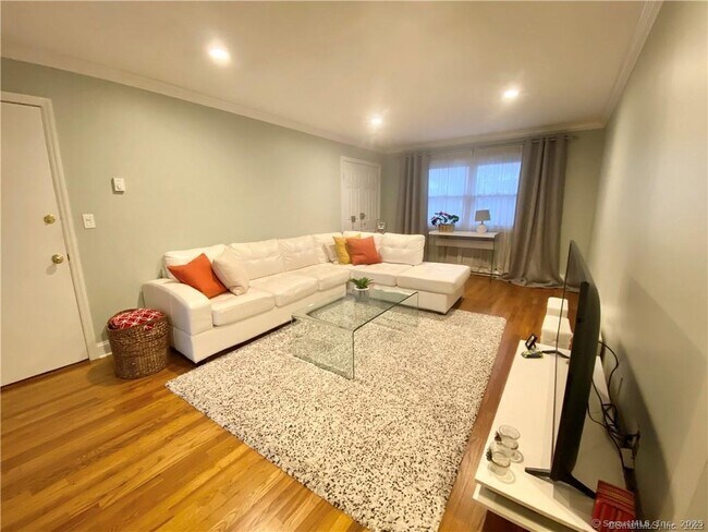 Foto del edificio - 409 Glenbrook Rd