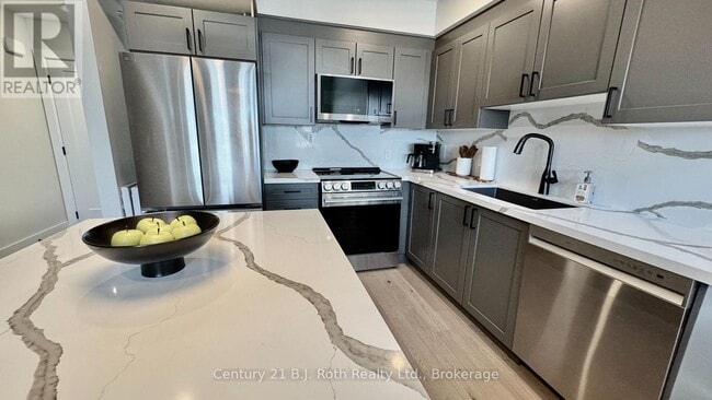 Building Photo - 302 - 11 TREETOPS LANE