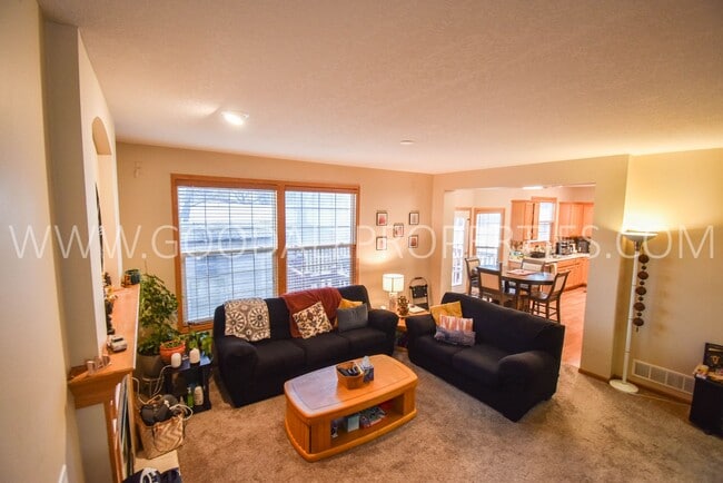 Building Photo - 4 Bedroom, 3.5 Bath Home in West Des Moines