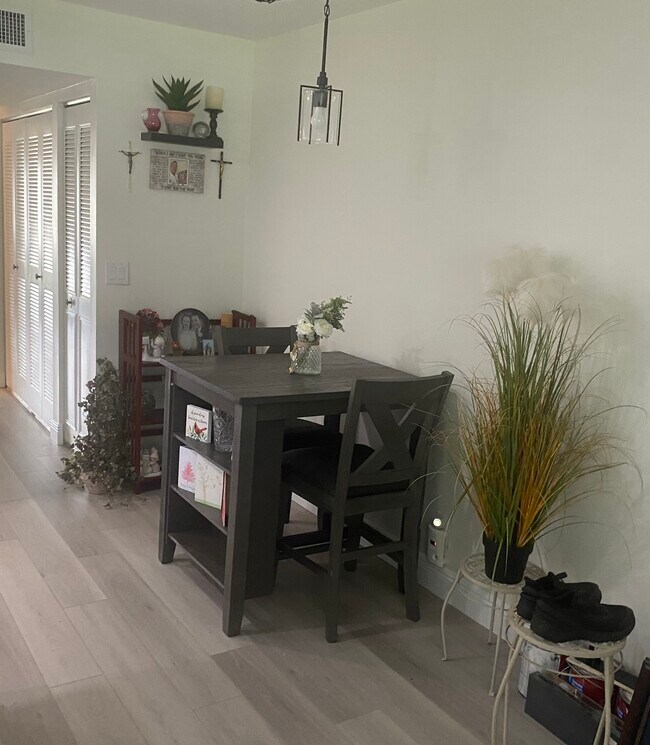 Foto del edificio - 571 SW South River Dr