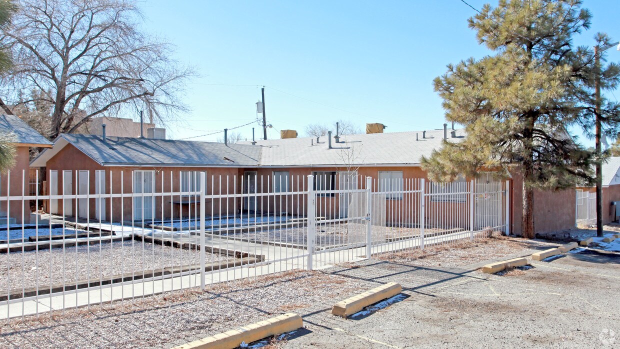 Foto del edificio - 3208-3212 Comanche Rd NE