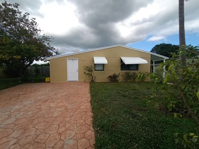 3/2 HOME FOR RENT. FENCED BACK YARD - 3/2 HOME FOR RENT. FENCED BACK YARD