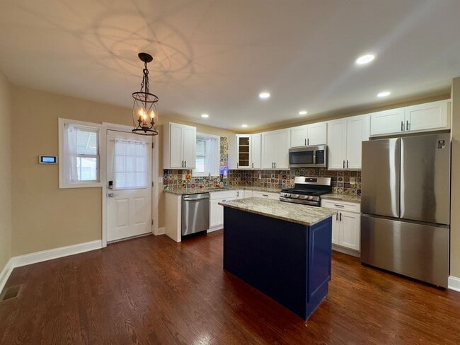 Building Photo - Charming 3 Bedroom/2 Bathroom Apartment in...