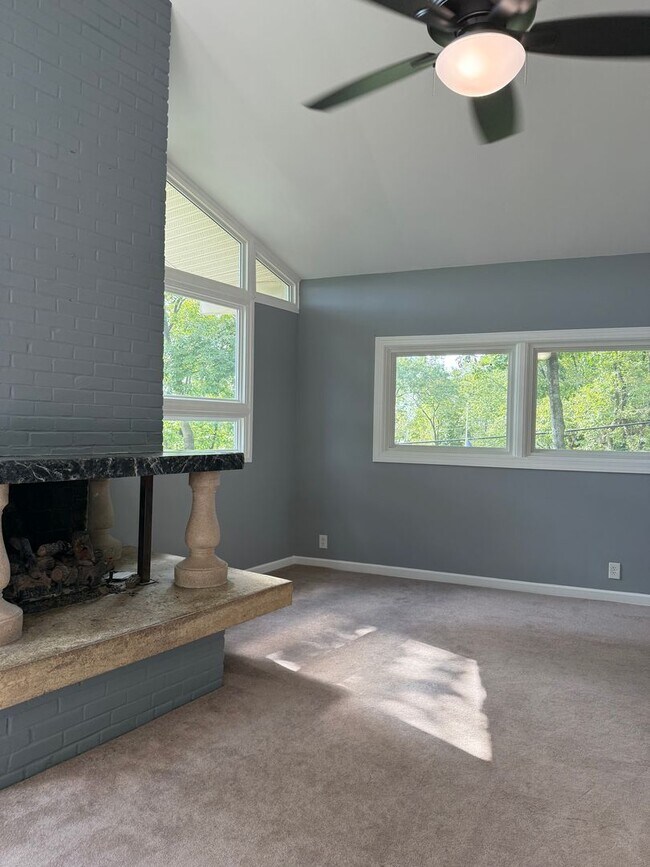 Building Photo - Spacious Home on Private Setting