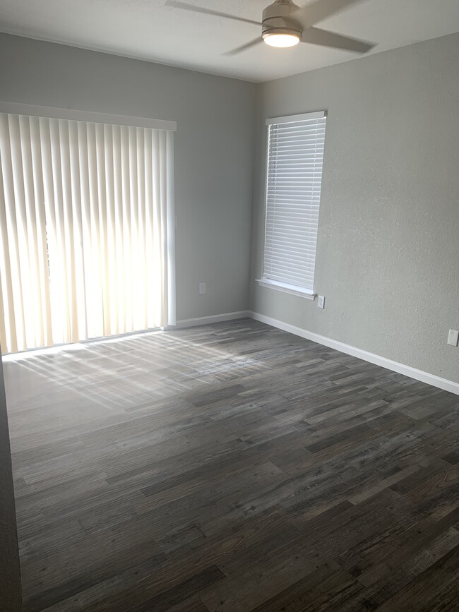 2HAB. 1BA - 1039SF - Sala de estar - Rise Highland Park