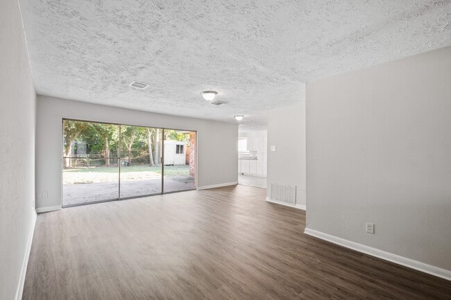 Foto del edificio - 4319 Tiffany Dr