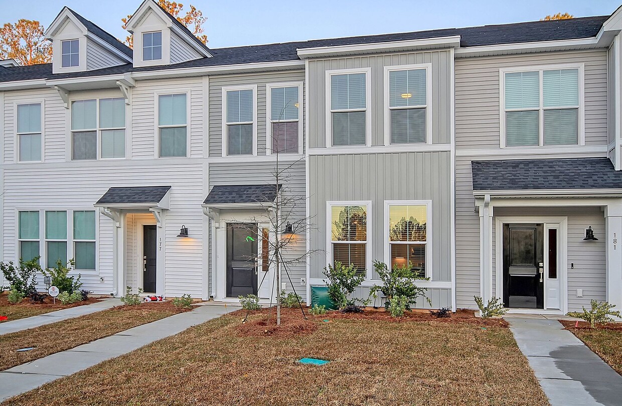 Primary Photo - Gorgeous Town Home in Six Oaks