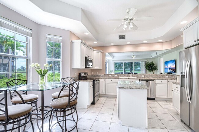Kitchen with Breakfast Nook - 8649 Champions Pt