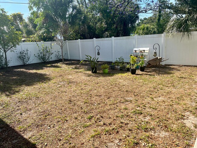 Foto del edificio - 2 Bed/1Bath/1 Car Garage Home