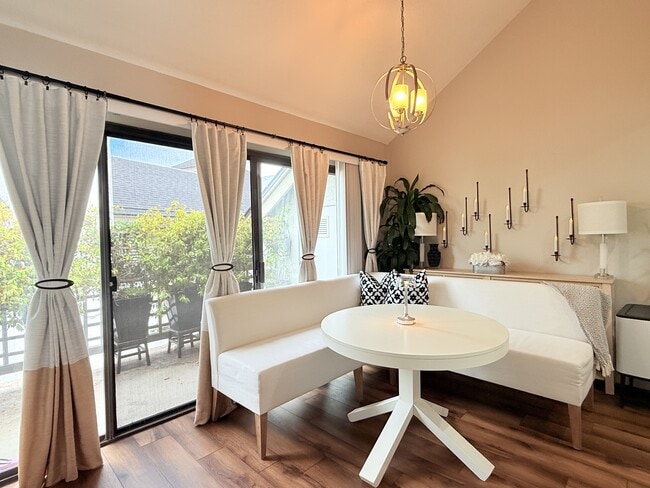 Building Photo - 532 1/2 Via De La Valle