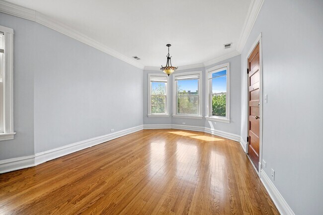 Building Photo - 4116 W Cornelia Ave