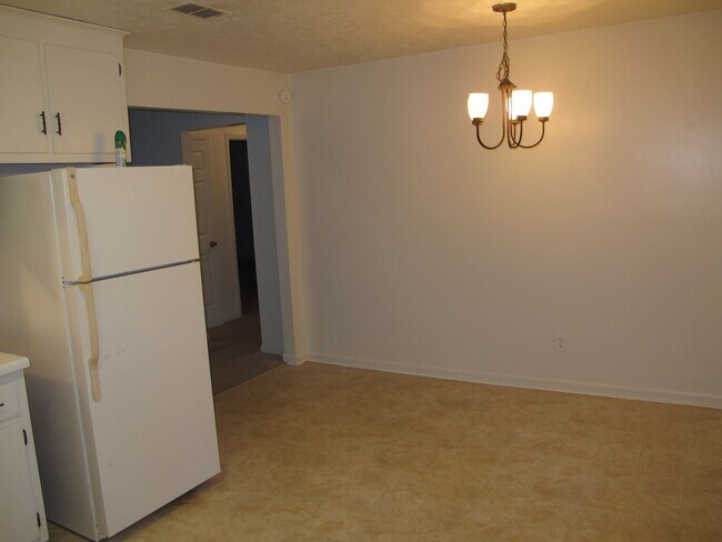 Foto del edificio - **WEST ATHENS 2 Bed/1 Bath Duplex** TO BE ...