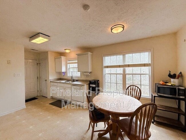 Foto del edificio - 7704 Redwood Ave