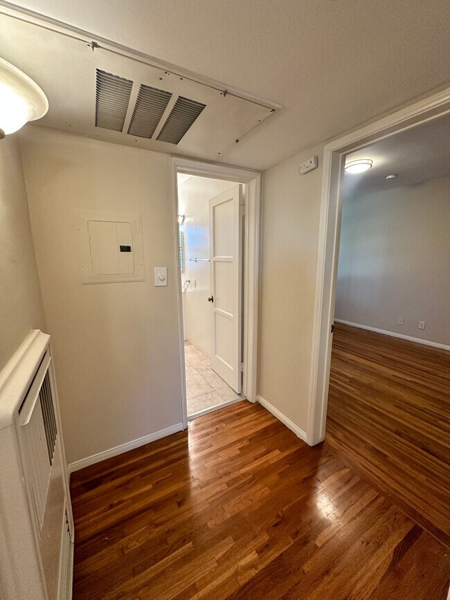 Building Photo - Dickens Court Apartments