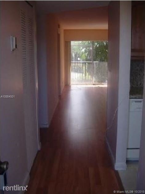 Foto del edificio - 2 br, 2 bath  - 8610 N Sherman Cir Apt 207