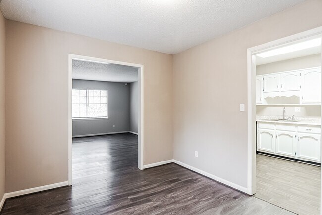 Building Photo - Spacious Split-Level Gem in Birmingham, AL