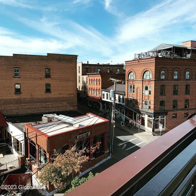 Building Photo - 68 Putnam St