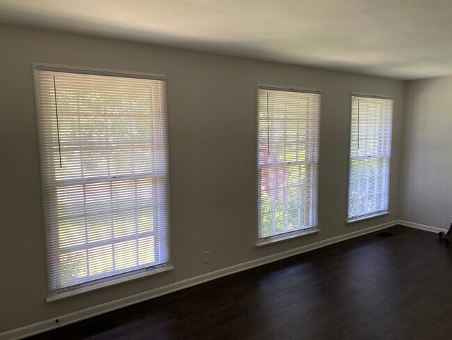 Building Photo - 4716 Phoenix Dr