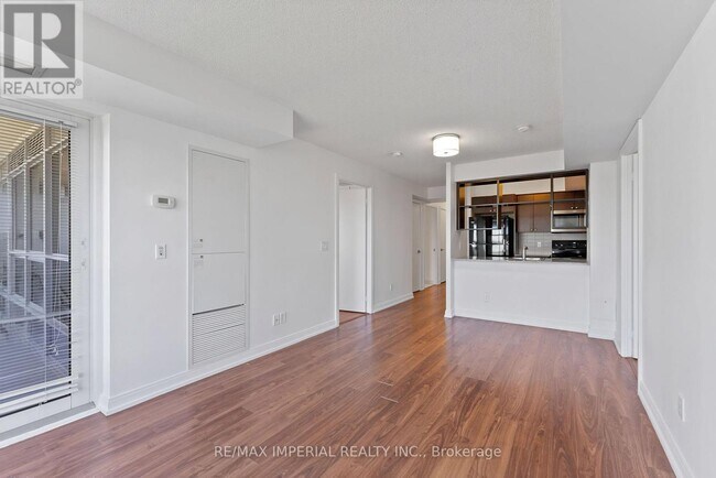 Photo du bâtiment - 181 Village Green Square