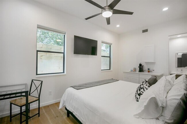 Foto del edificio - 511 Memorial Heights Dr