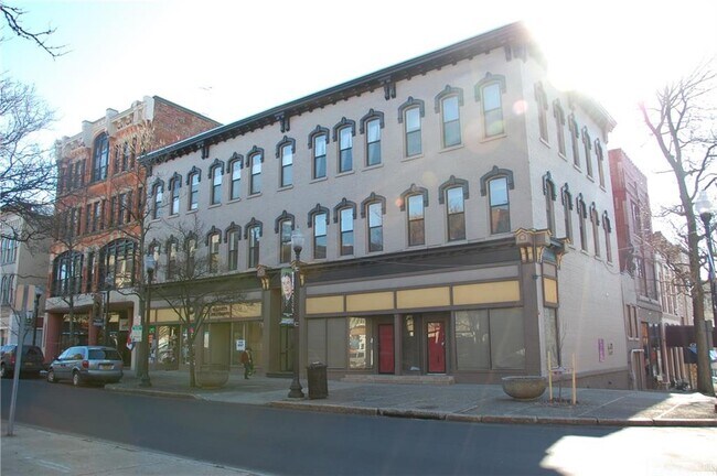 Foto del edificio - 104 E 3rd St