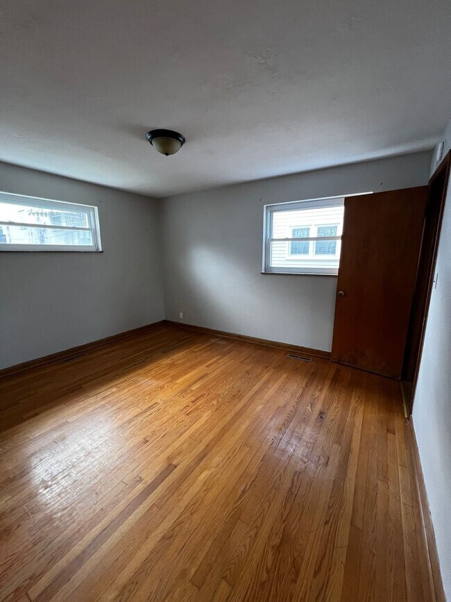 Building Photo - Cozy 2 Bedrm/1 Bath Home in Dunbar! Covere...