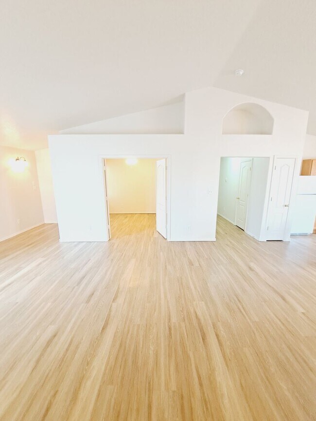 Building Photo - 3 bed 2 bath home in Huning Ranch