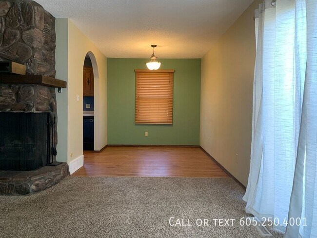 Foto del edificio - Fantastic 3 Bedroom Duplex Near Tomar Park!