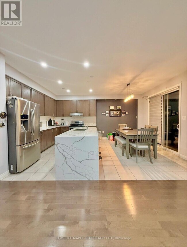 Building Photo - 385 Royal W Dr