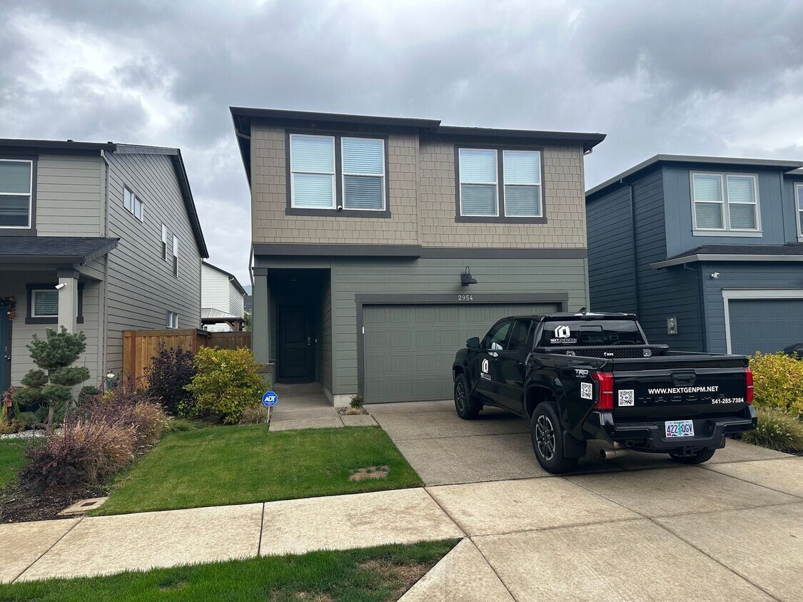 Foto principal - Newer 4 bedroom 2.5 bathroom house! AVAILA...
