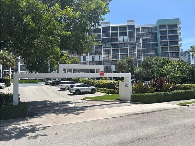 Foto del edificio - 400 Leslie Dr