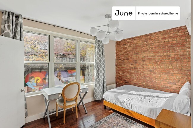 Building Photo - Private bedroom in 3 bed/1 bath Home