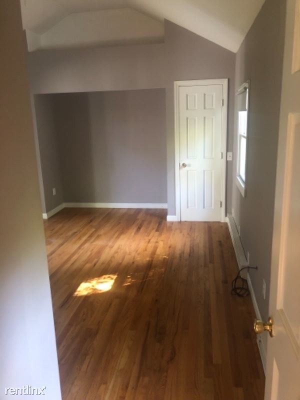 Building Photo - 3 br, 1 bath House - 8 Willow Ln