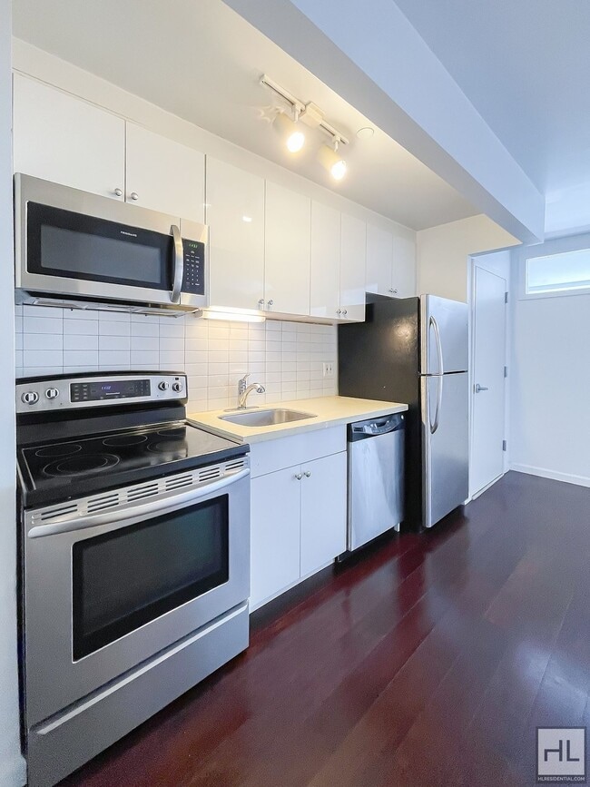 Foto del edificio - STANHOPE STREET / Spacious 1-Bed 1-Bath / ...