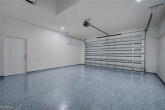 Building Photo - 872 Spaulding St E