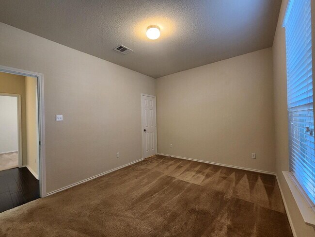 Foto del edificio - You do not want to miss out on this amazing 3-bedroom home in the Alta Vista area of Temple.  Thi...