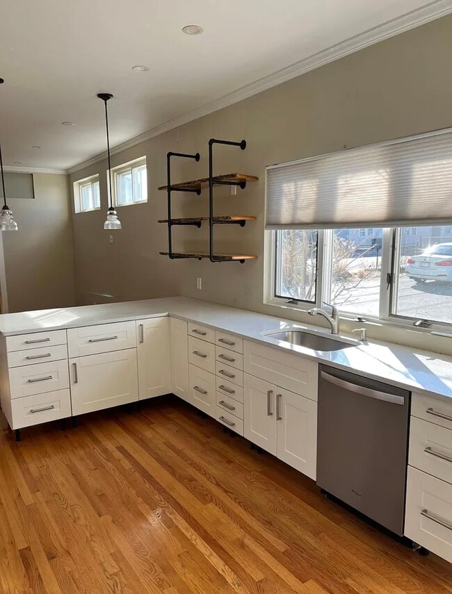 Building Photo - 573 Shirley St