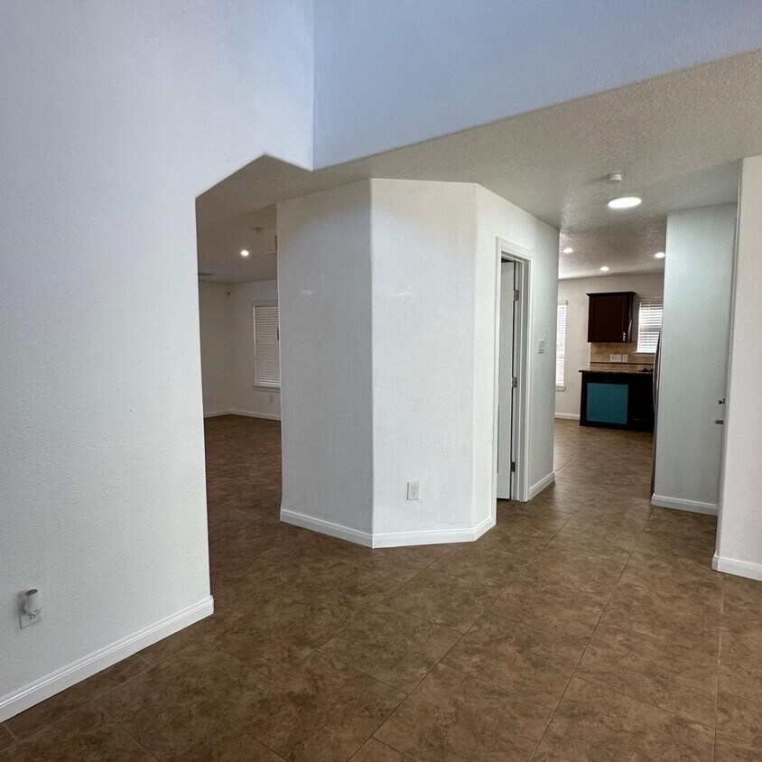 Primary Photo - 1403 High Thicket Ct