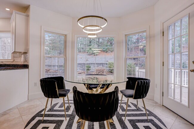 Foto del edificio - 45 Silver Fox Rd