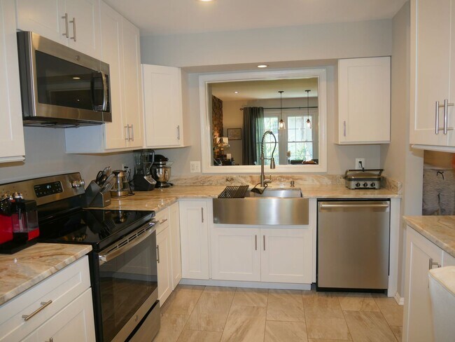 Foto del edificio - ***Bright and Beautifully Appointed 3BED/3BATH Townhome in Vienna for Rent ***