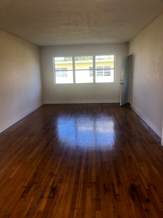 Building Photo - 160 S Shore Dr