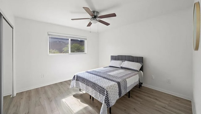 Foto del edificio - 9860 Dale Ave