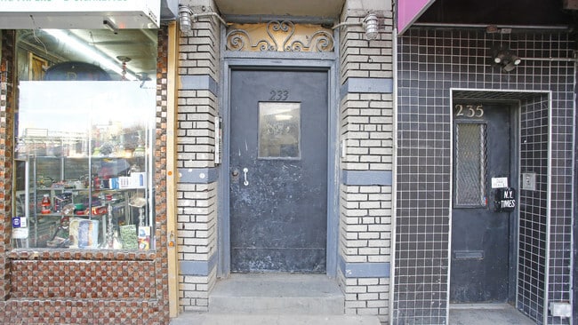 Building Photo - 233 S 4th St