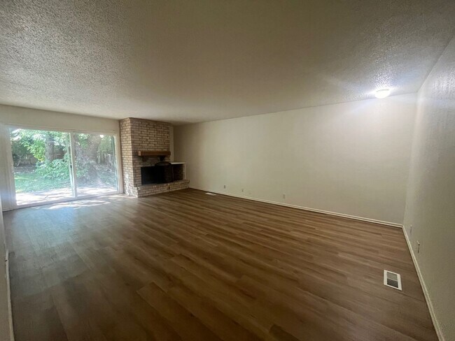 Foto del edificio - Charming 3-Bed, 2-Bath Home in South Tulsa