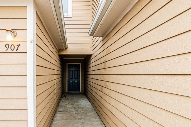 Building Photo - Spacious 3 bd Duplex